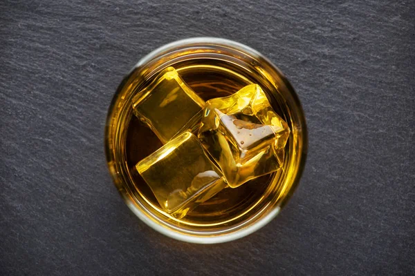 Ronde Glas Whisky Met Ijs Een Zwarte Achtergrond Schot Van — Stockfoto