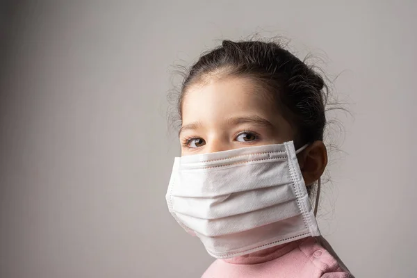Kleines Mädchen Mit Maske Zum Schutz Vor Coronavirus Coronavirus Ausbruch — Stockfoto