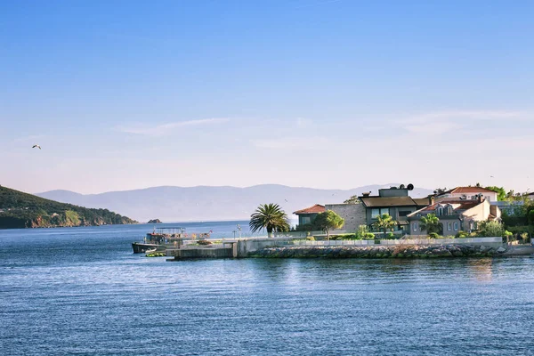 Fragmento Isla Con Palmeras Cabañas Mar Bajo Cielo Azul —  Fotos de Stock