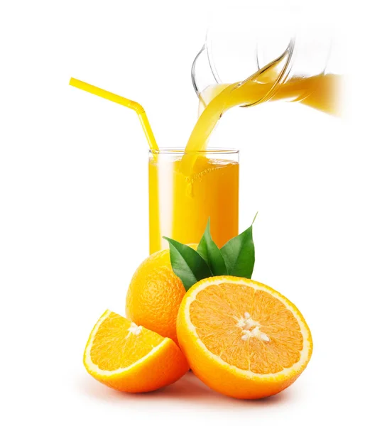 Апельсиновый Сок Наливается Стакан Апельсины Изолированы Белом Фоне — стоковое фото