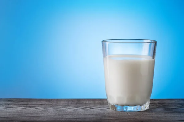 Verre Lait Sur Une Table Bois Avec Fond Bleu Concept — Photo