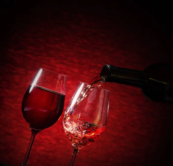 黒の背景に水が入った赤ワイングラス — ストック写真