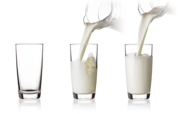 Процес Наповнення Склянки Молока Глечика Ізольовано Білому Тлі — стокове фото