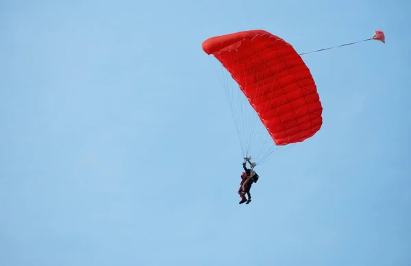 Instructor Paracaidistas Con Pupilo Cielo Bajo Cúpula Roja Concepto Movimiento — Foto de Stock