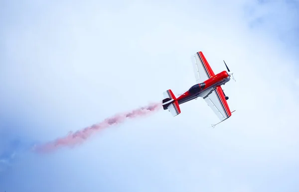 Aereo Rosso Bianco Che Emette Fumo Colorato Nel Cielo Concetto — Foto Stock