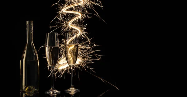 Bicchieri Una Bottiglia Champagne Nelle Lucenti Luci Del Bengala Fondo — Foto Stock