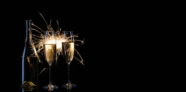 Bottiglia Due Bicchieri Champagne Nelle Luci Del Bengala Fondo Nero — Foto Stock