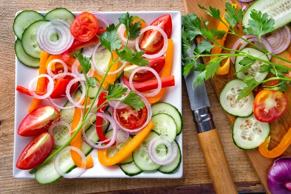 Verse Groenten Gesneden Een Witte Plaat Met Een Mes Houten — Stockfoto