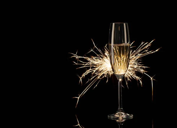 Bicchiere Champagne Alto Nel Bagliore Delle Luci Del Bengala Fondo — Foto Stock