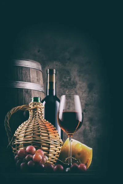 Wino Martwa Natura Beczką Czerwone Wino Winogronami Tonizowanie Vintage — Zdjęcie stockowe