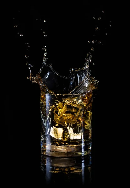 Splash Van Een Ice Cube Glas Whiskey Geïsoleerd Zwarte Achtergrond — Stockfoto