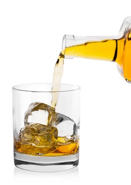 Whisky Häller Från Flaska Rund Glas Med Isolerad Vit Bakgrund — Stockfoto