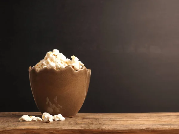 Vas Berbentuk Telur Diisi Dengan Popcorn Melawan Papan Tulis Yang — Stok Foto