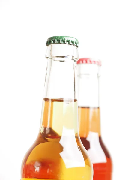 Twee Ijskoude Flessen Met Biologische Limonade Tegen Een Witte Achtergrond — Stockfoto