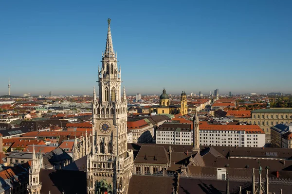 Münih Manzaralı Yeni Belediye Binası Mavi Gökyüzü — Stok fotoğraf