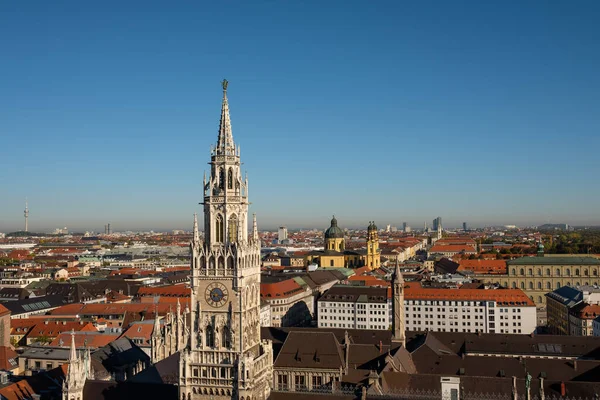 Yeni Belediye Binasının Münih Kulesi Mavi Gökyüzü — Stok fotoğraf