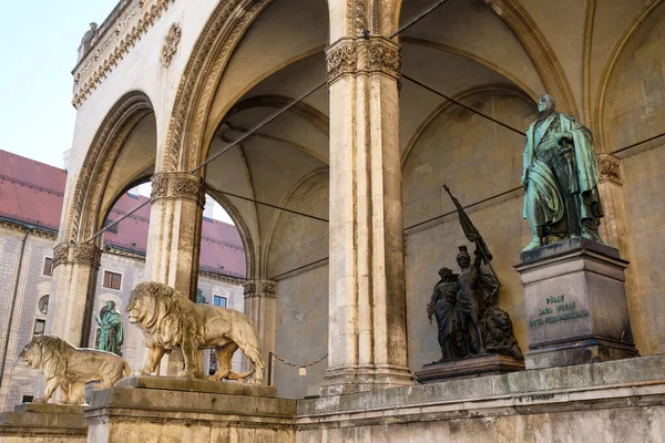 Kamenné Lvy Před Historickou Budovou Feldherrenhalle Mnichově — Stock fotografie