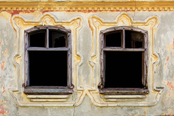 Okna Ročním Dekorem Zdobené Rustikální Opotřebované Staré Zdi — Stock fotografie