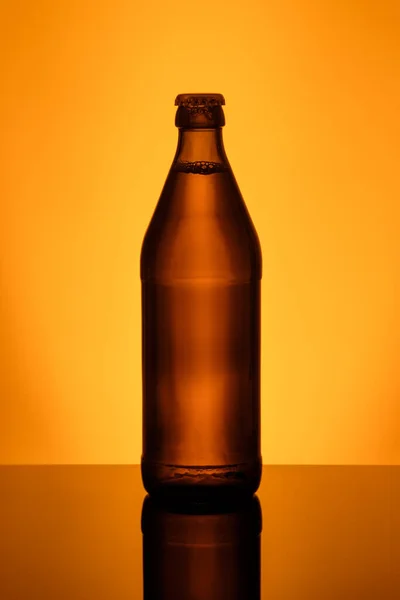 Botella Cerveza Con Tapa Corona Parte Posterior Iluminada Formato Vertical — Foto de Stock