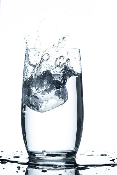 Glas Wasser Mit Eiswürfel Und Wasserspritzer Gegenlicht — Stockfoto