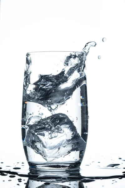 Wasserglas Eiswürfel Spritzt Vertikalen Format Und Hinterleuchtet — Stockfoto