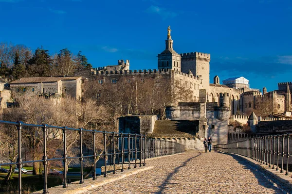 Avignon França Março 2018 Caminhada Casal Famosa Ponte Avignon Também — Fotografia de Stock