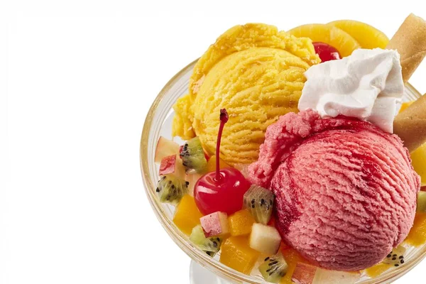 Detailní Záběr Barevné Tropické Zmrzliny Ovocný Pohár Bílém Pozadí Kopírovacím — Stock fotografie