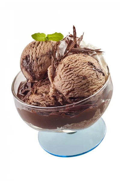 一勺巧克力味冰淇淋 用薄片和新鲜薄荷叶装饰 放在玻璃底盘中 与白色隔离 — 图库照片
