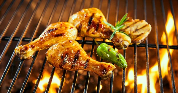 Gemarineerde Pittige Kip Drumsticks Benen Grillen Een Bbq Vuur Met — Stockfoto