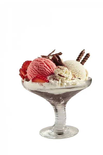 草莓和巧克力冰淇淋在一个时尚的基座菜装饰巧克力片 螺旋形和新鲜的水果从侧面看白色 — 图库照片