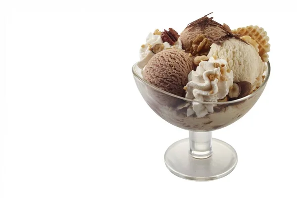 Шоколад Ванильное Мороженое Взбитыми Сливками Орехами Шоколадными Хлопьями Подаются Стеклянной — стоковое фото
