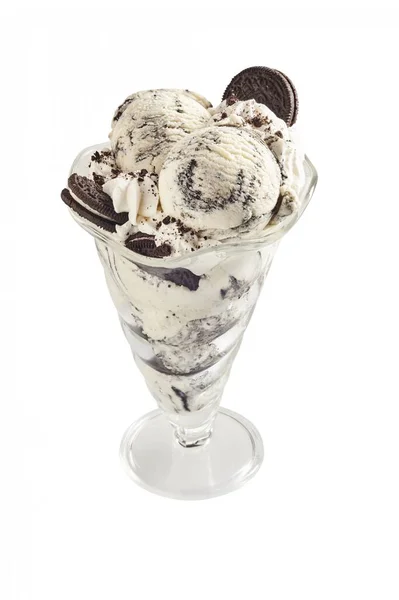 Американское Мороженое Печеньем Подаваемое Высоком Стакане Изолированном Белом Высоким Углом — стоковое фото