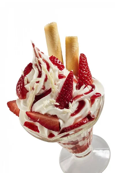 바닐라 아이스크림이 딸기에 리스나 시럽을 웨이퍼 비스킷을 — 스톡 사진