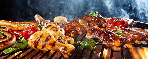 Gesorteerd Vlees Grillen Een Bbq Buiten Een Lage Hoek Uitzicht — Stockfoto