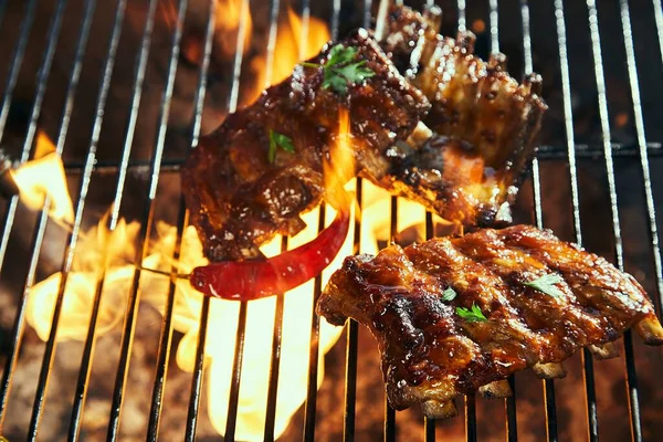 Portions Marinated Spicy Pork Ribs Grilling Barbecue Fire Flaming Coals — Stock Photo, Image