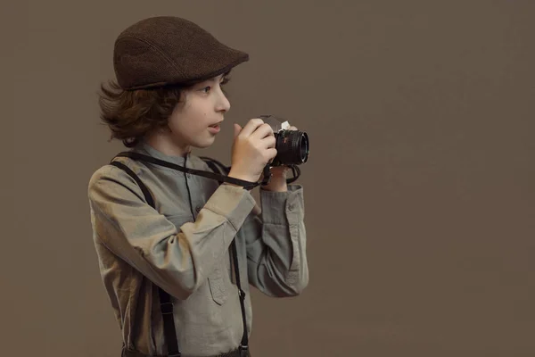 Portret Van Een Vrolijke Jongen Retro Stijl Zijn Handen Een — Stockfoto