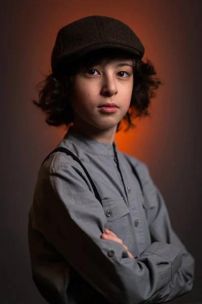 Retrato Niño Sombrero Sobre Fondo Oscuro — Foto de Stock