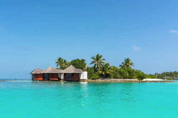 Bungalow Acquatici Palme Isola Paradisiaca Tropicale Alle Maldive Turismo Concetto — Foto Stock