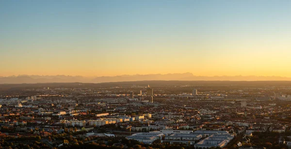 Müncheni Panoráma Alpokkal Esti Fényben Alkonyatkor — Stock Fotó