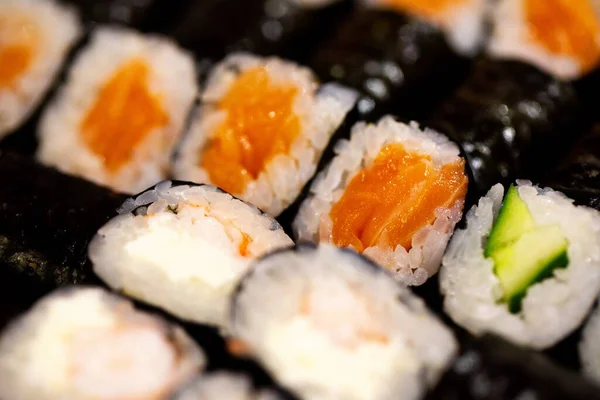 Rollos Finos Con Salmón Pepino Camarones Cerca —  Fotos de Stock