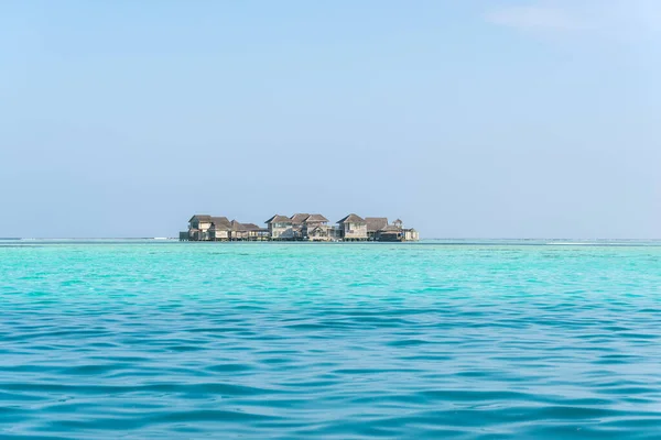 モルディブの熱帯のパラダイス島にある水のバンガローと青いターコイズブルーの海 — ストック写真