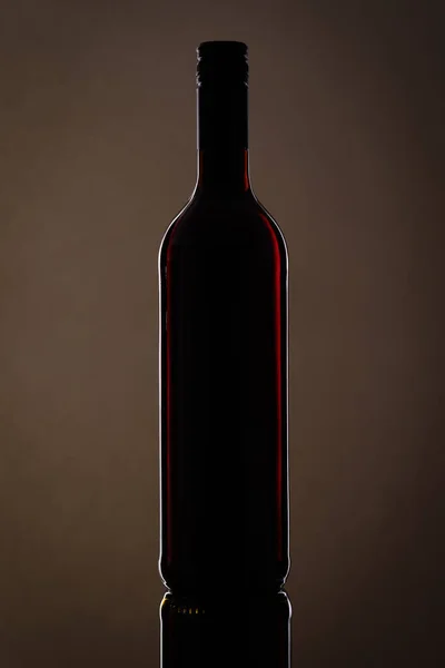 Botella Vino Tinto Con Vaso Agua Sobre Fondo Negro — Foto de Stock