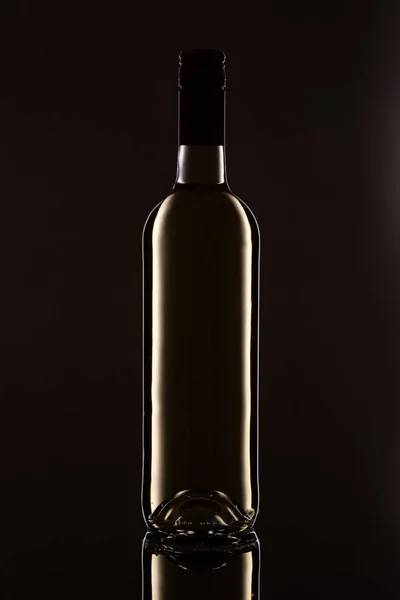 Botella Vino Blanco Con Reflejo Luz Amarilla Retroiluminación —  Fotos de Stock