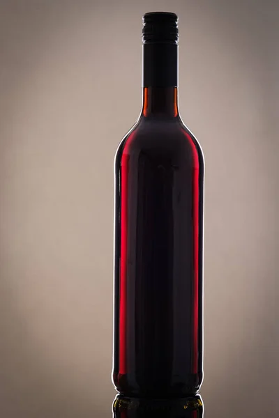Garrafa Vinho Tinto Com Copo Fundo Branco Preto — Fotografia de Stock