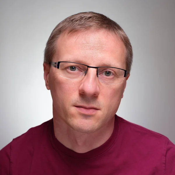 Frontalporträt Mann Mit Brille Hintergrund Grau — Stockfoto