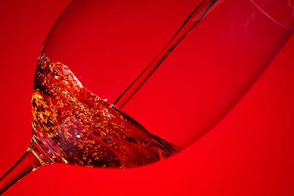 Rood Wijnglas Met Een Plons Van Een Fles — Stockfoto