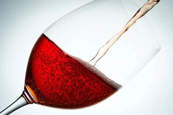 Kırmızı Şarabı Beyaz Arka Planda Cama Döküyorum — Stok fotoğraf