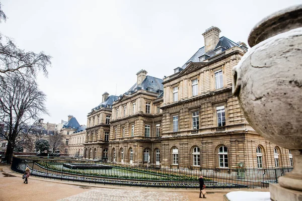 Paris França Março 2018 Mulheres Caminhando Jardim Palácio Luxemburgo Dia — Fotografia de Stock