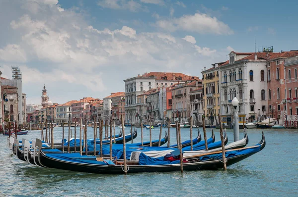 Täckta Venetianska Gondoler Vid Den Berömda Canale Grande Venedig Italien — Stockfoto