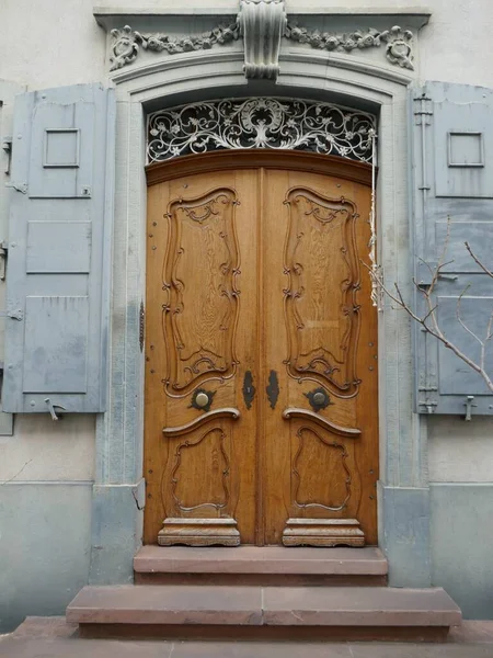 Porta Madeira Velha Com Uma Janela — Fotografia de Stock